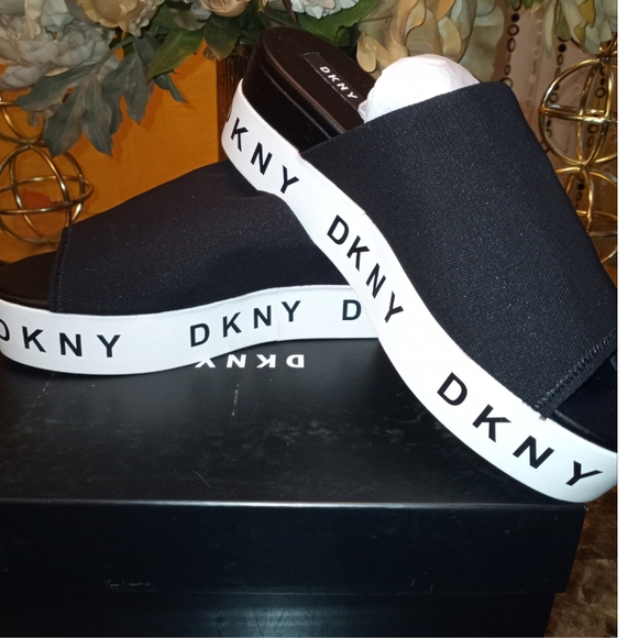 DKNY CARLI SLIDE SANDAL 🆕 - Picture 3 of 10